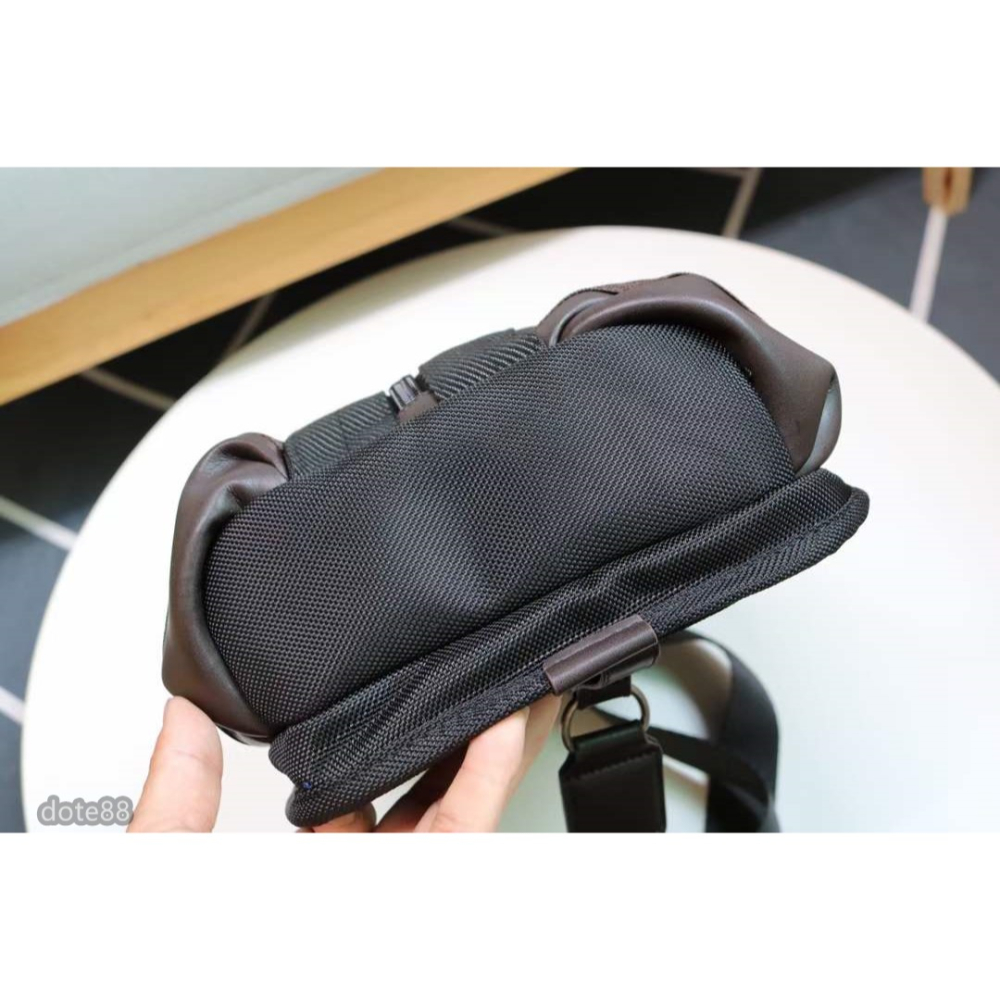 【Tumi】途米彈導尼龍男士斜挎胸包單肩包胸包手機包錢包送禮物耐磨耐用簡便實用大容量有夾層輕便實用出門必備簡約時尚-細節圖5