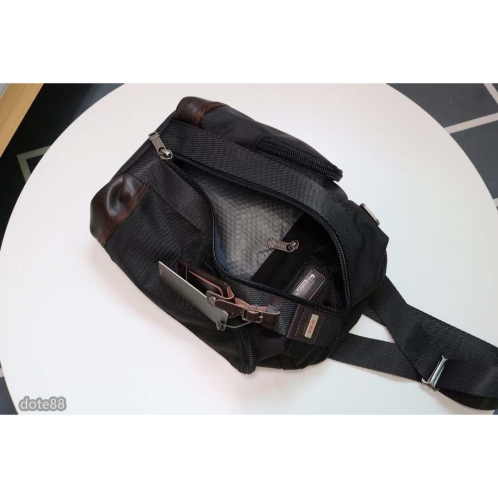 【Tumi】途米彈導尼龍男士斜挎胸包單肩包胸包手機包錢包送禮物耐磨耐用簡便實用大容量有夾層輕便實用出門必備簡約時尚-細節圖8