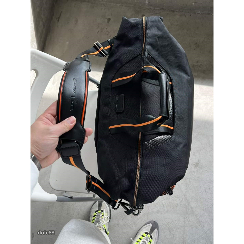 【Tumi】途米McLaren 邁凱輪合作版彈道尼龍搭配碳纖維手提包旅行包單肩包簡約大氣隔層多耐磨簡便實用大容量輕便-細節圖4