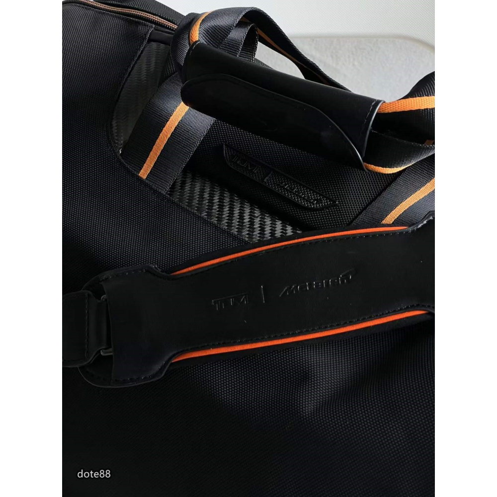 【Tumi】途米McLaren 邁凱輪合作版彈道尼龍搭配碳纖維手提包旅行包單肩包簡約大氣隔層多耐磨簡便實用大容量輕便-細節圖6