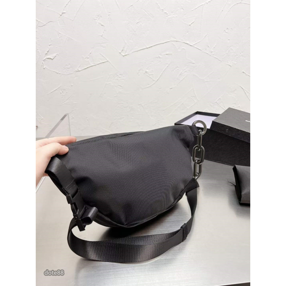 【Alexander wang】 亞歷山大王尼龍腰包胸包男女同款明星同款送男生女生禮物耐污耐磨多功能多隔層設計簡便實用-細節圖5
