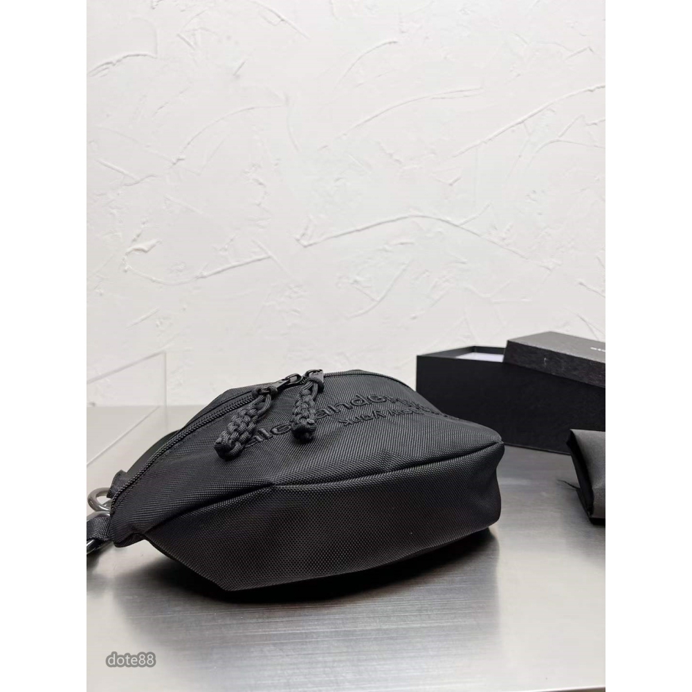 【Alexander wang】 亞歷山大王尼龍腰包胸包男女同款明星同款送男生女生禮物耐污耐磨多功能多隔層設計簡便實用-細節圖7