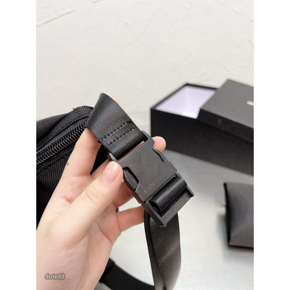 【Alexander wang】 亞歷山大王尼龍腰包胸包男女同款明星同款送男生女生禮物耐污耐磨多功能多隔層設計簡便實用-細節圖8