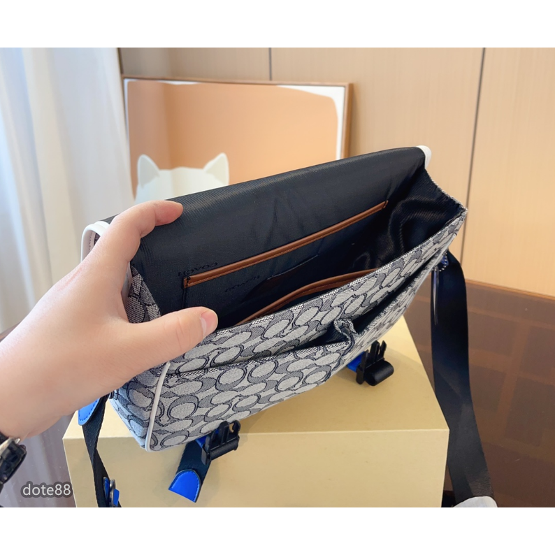 【coach】蔻馳男士郵差包單肩包手機包斜挎包Track牛皮翻蓋卡扣配色青春大容量實用生日禮物出門必備百搭有型簡約時尚-細節圖8