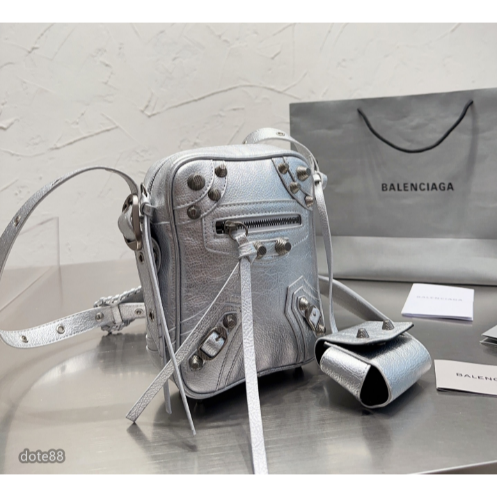 【Balenciaga】巴黎世家明星同款背包機車翻蓋包有卡包和耳機包耐磨耐用輕質而空間寬敞多功能簡便實用時尚優雅潮流-細節圖2