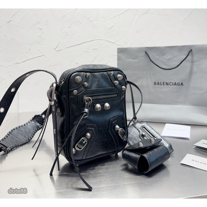 【Balenciaga】巴黎世家明星同款背包機車翻蓋包有卡包和耳機包耐磨耐用輕質而空間寬敞多功能簡便實用時尚優雅潮流-細節圖3