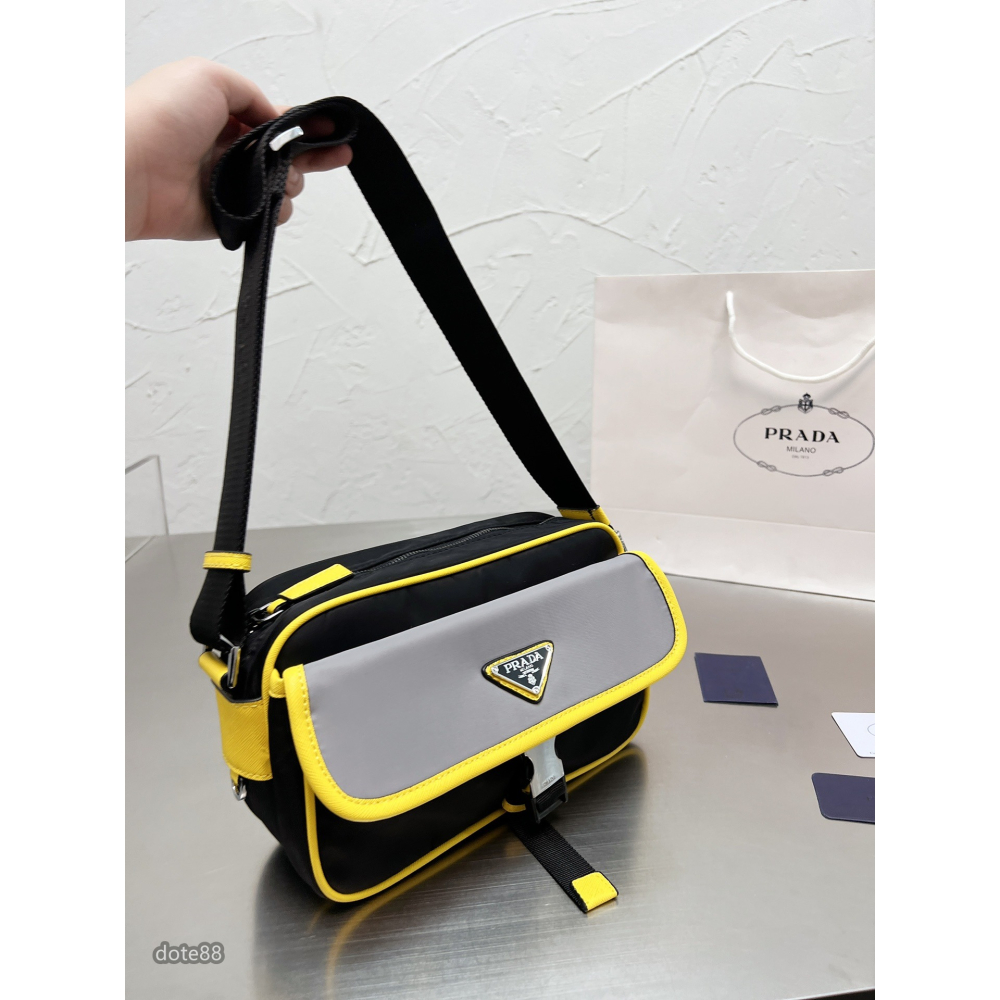 【Prada 】普拉達男士單肩包斜挎包經典三角標可調節肩帶多隔層耐磨耐髒生日禮物情人節禮物多功能簡便出門必備簡約時尚-細節圖3