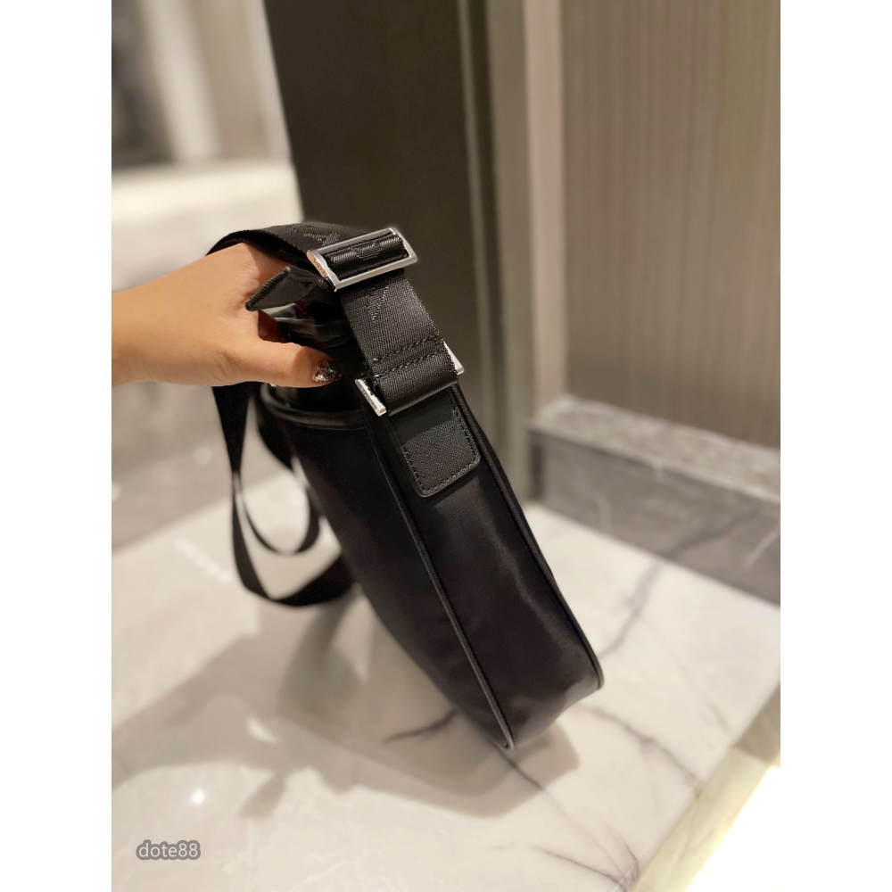 【Prada 】普拉達男士單肩包斜挎包手機包錢包經典三角標防水可調節肩帶多隔層耐磨耐髒多功能簡便出門必備簡約時尚百搭-細節圖2