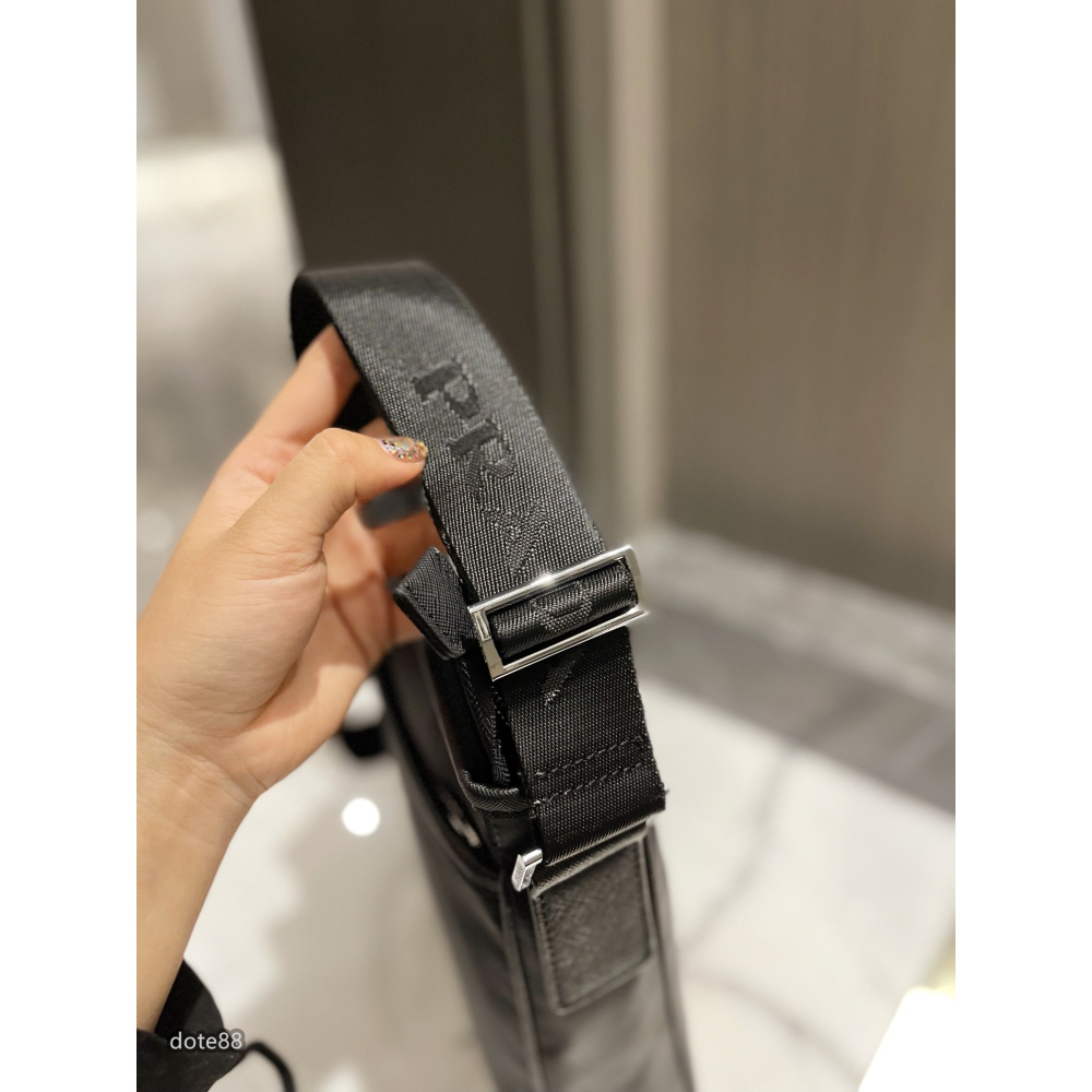 【Prada 】普拉達男士單肩包斜挎包手機包錢包經典三角標防水可調節肩帶多隔層耐磨耐髒多功能簡便出門必備簡約時尚百搭-細節圖3