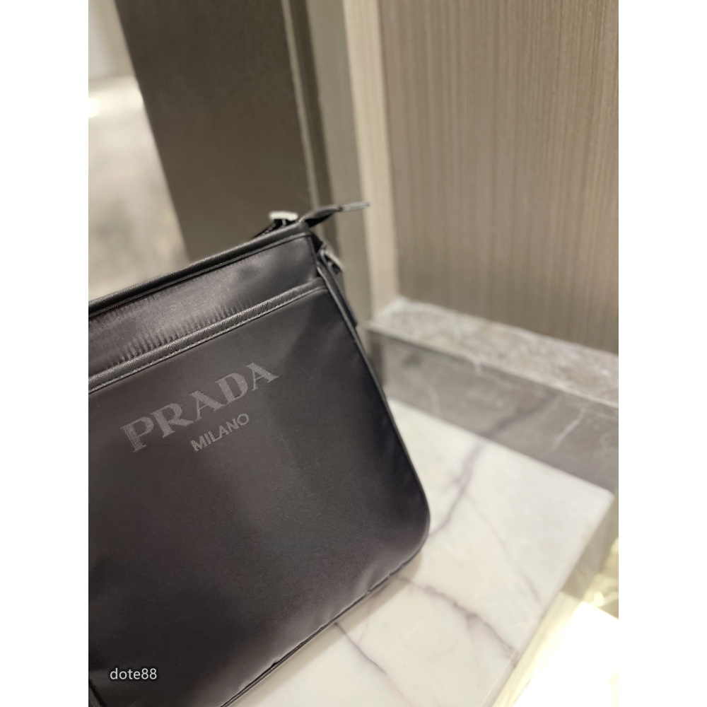 【Prada 】普拉達男士單肩包斜挎包手機包錢包經典三角標防水可調節肩帶多隔層耐磨耐髒多功能簡便出門必備簡約時尚百搭-細節圖4