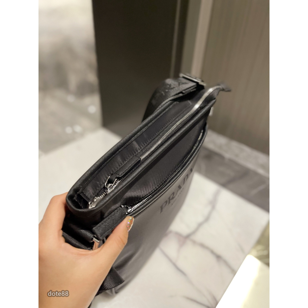 【Prada 】普拉達男士單肩包斜挎包手機包錢包經典三角標防水可調節肩帶多隔層耐磨耐髒多功能簡便出門必備簡約時尚百搭-細節圖5