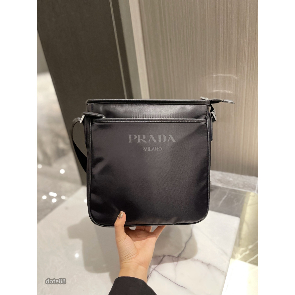 【Prada 】普拉達男士單肩包斜挎包手機包錢包經典三角標防水可調節肩帶多隔層耐磨耐髒多功能簡便出門必備簡約時尚百搭-細節圖6