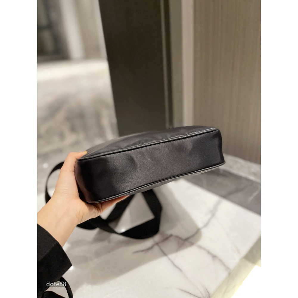 【Prada 】普拉達男士單肩包斜挎包手機包錢包經典三角標防水可調節肩帶多隔層耐磨耐髒多功能簡便出門必備簡約時尚百搭-細節圖7