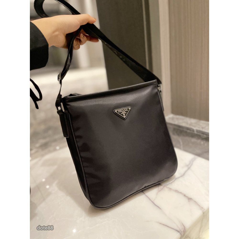 【Prada 】普拉達男士單肩包斜挎包手機包錢包經典三角標防水可調節肩帶多隔層耐磨耐髒多功能簡便出門必備簡約時尚百搭-細節圖8