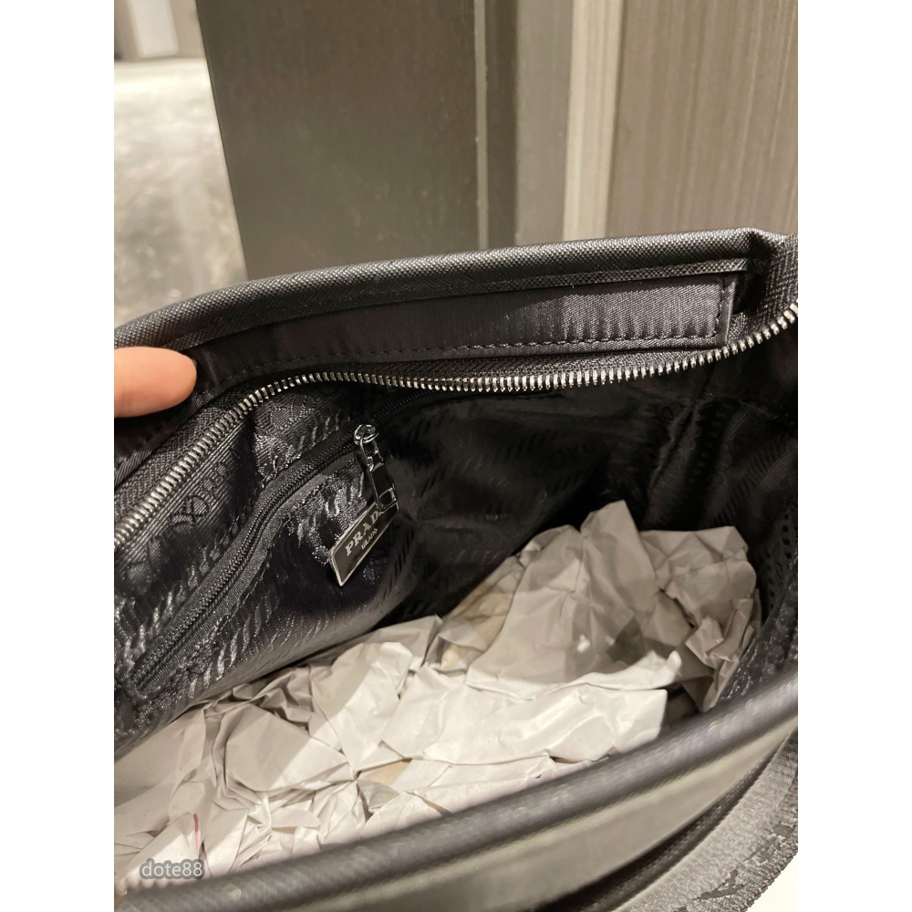 【Prada 】普拉達男士單肩包斜挎包手機包錢包經典三角標防水可調節肩帶多隔層耐磨耐髒多功能簡便出門必備簡約時尚百搭-細節圖9