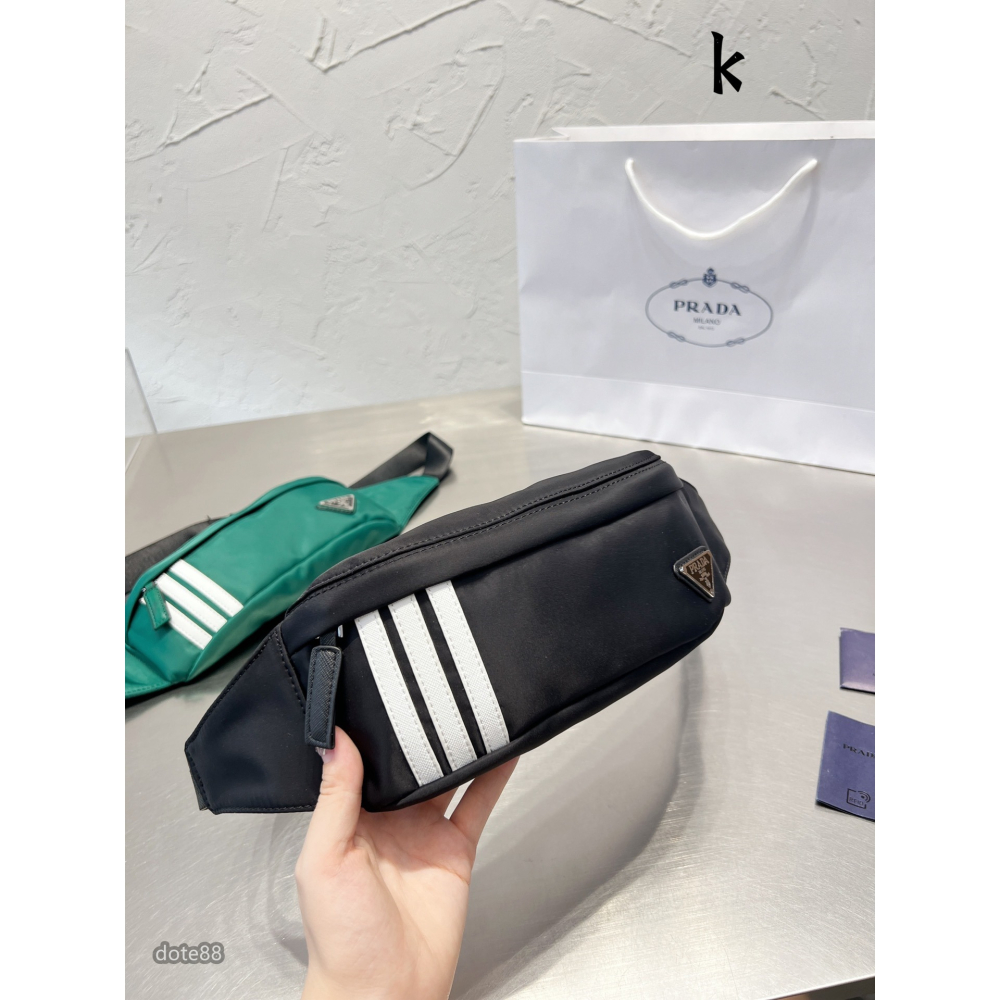 【Prada × Adidas】普拉達和阿迪達斯聯名男士單肩包斜挎包胸包三角標送男友禮物可調節肩帶多隔層耐磨耐髒多功能-細節圖3