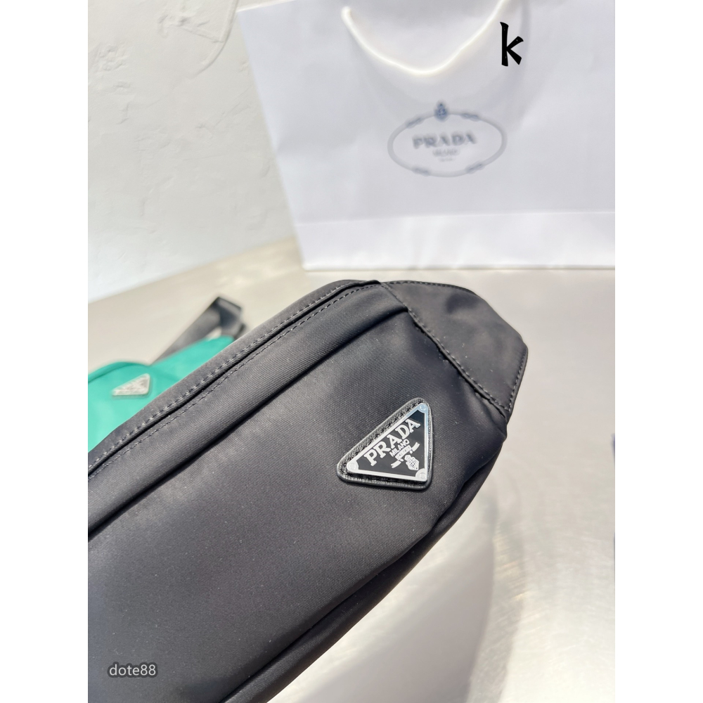 【Prada × Adidas】普拉達和阿迪達斯聯名男士單肩包斜挎包胸包三角標送男友禮物可調節肩帶多隔層耐磨耐髒多功能-細節圖4