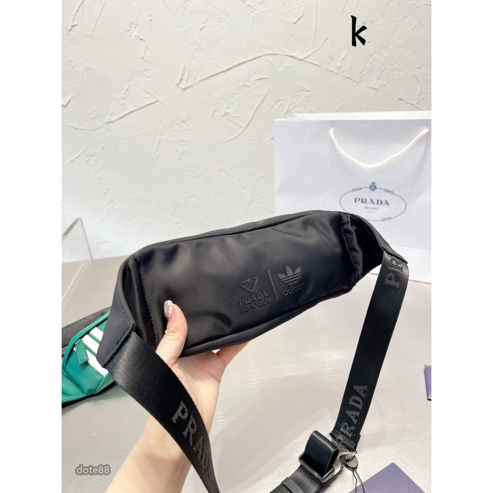 【Prada × Adidas】普拉達和阿迪達斯聯名男士單肩包斜挎包胸包三角標送男友禮物可調節肩帶多隔層耐磨耐髒多功能-細節圖6