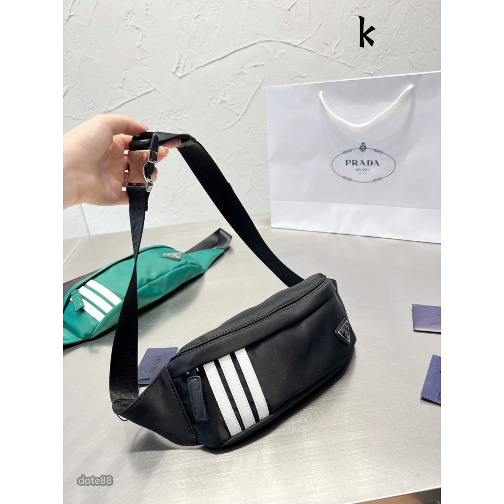 【Prada × Adidas】普拉達和阿迪達斯聯名男士單肩包斜挎包胸包三角標送男友禮物可調節肩帶多隔層耐磨耐髒多功能-細節圖7