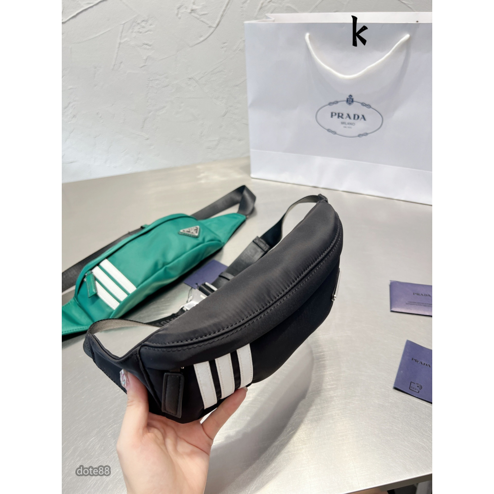 【Prada × Adidas】普拉達和阿迪達斯聯名男士單肩包斜挎包胸包三角標送男友禮物可調節肩帶多隔層耐磨耐髒多功能-細節圖8