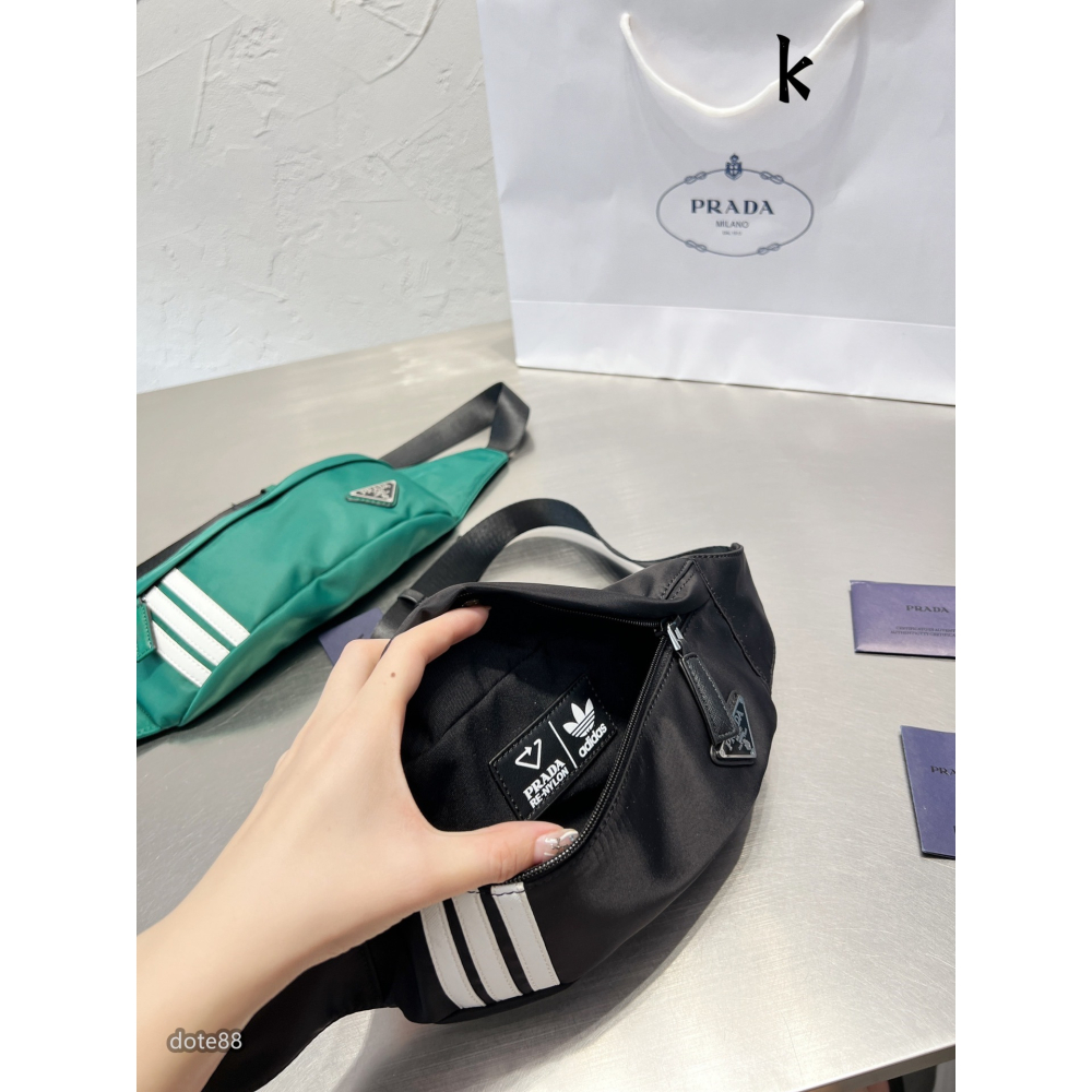 【Prada × Adidas】普拉達和阿迪達斯聯名男士單肩包斜挎包胸包三角標送男友禮物可調節肩帶多隔層耐磨耐髒多功能-細節圖9