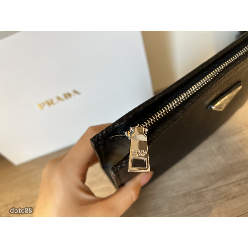 【Prada】普拉達男士手拿包三角標送男友生日禮物可調節肩帶多隔層耐磨多功能簡便實用出門必備簡約時尚百搭潮流休閒逛街-細節圖6