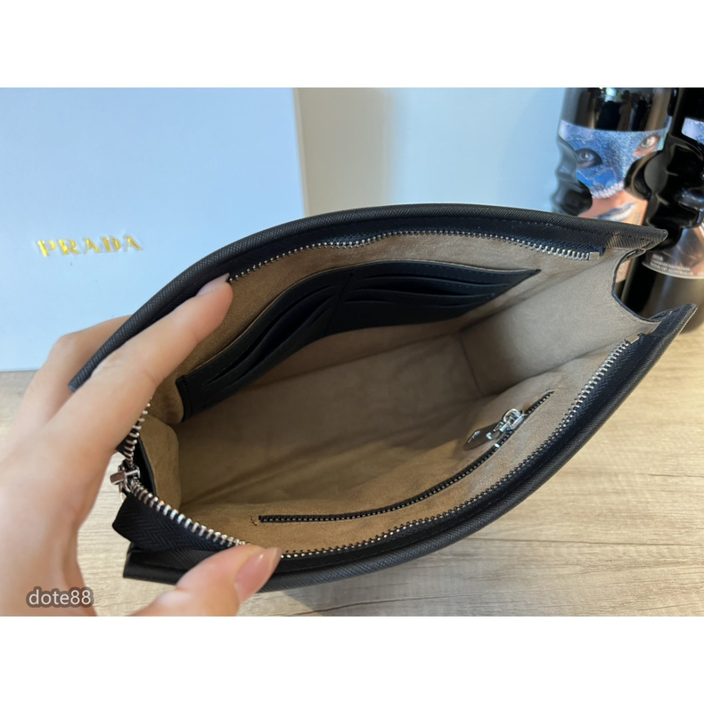 【Prada】普拉達男士手拿包三角標送男友生日禮物可調節肩帶多隔層耐磨多功能簡便實用出門必備簡約時尚百搭潮流休閒逛街-細節圖7