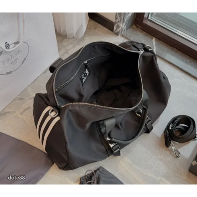 【Prada × Adidas】普拉達和阿迪達斯聯名款男女通用手提商務行李包旅遊包健身包耐磨耐髒多功能大容量多隔層簡便-細節圖8