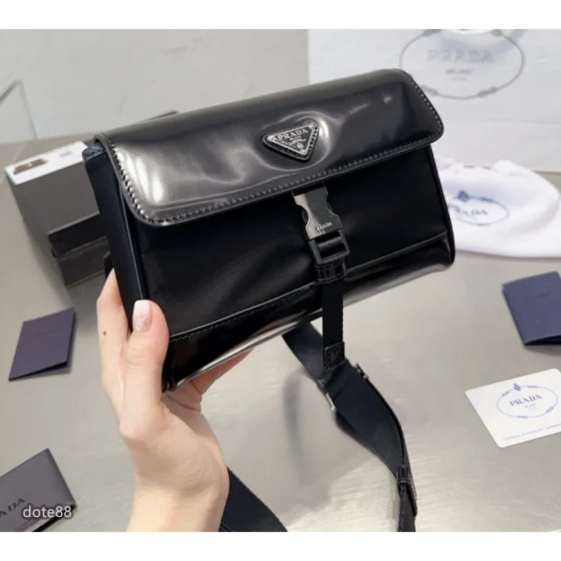 【Prada】普拉達2023年新款男士翻蓋單肩包斜挎郵差包真皮材質送男友禮物耐磨耐髒多功能簡便實用出門必備簡約時尚百搭-細節圖2