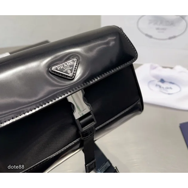 【Prada】普拉達2023年新款男士翻蓋單肩包斜挎郵差包真皮材質送男友禮物耐磨耐髒多功能簡便實用出門必備簡約時尚百搭-細節圖3