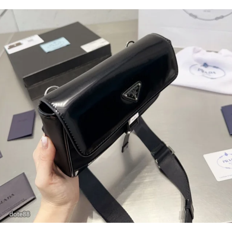 【Prada】普拉達2023年新款男士翻蓋單肩包斜挎郵差包真皮材質送男友禮物耐磨耐髒多功能簡便實用出門必備簡約時尚百搭-細節圖4