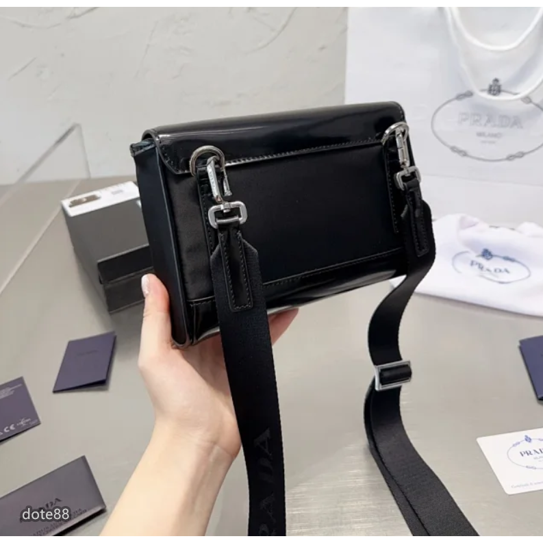 【Prada】普拉達2023年新款男士翻蓋單肩包斜挎郵差包真皮材質送男友禮物耐磨耐髒多功能簡便實用出門必備簡約時尚百搭-細節圖5