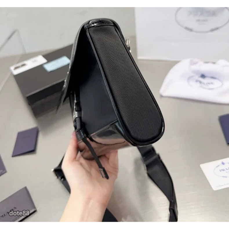 【Prada】普拉達2023年新款男士翻蓋單肩包斜挎郵差包真皮材質送男友禮物耐磨耐髒多功能簡便實用出門必備簡約時尚百搭-細節圖6