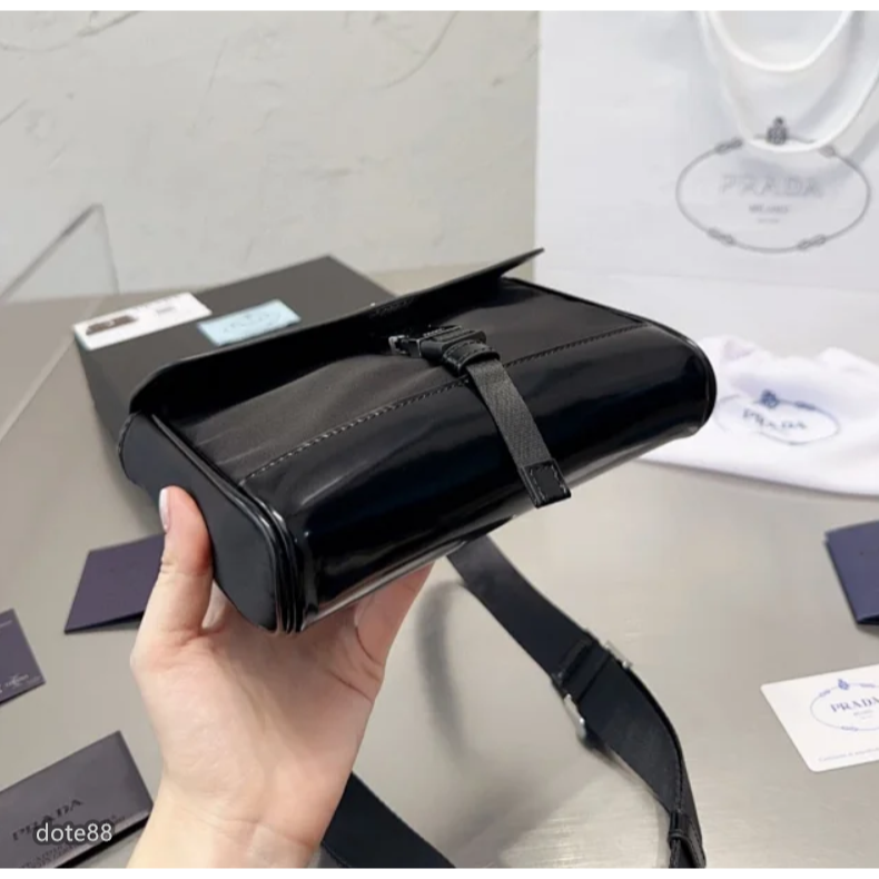 【Prada】普拉達2023年新款男士翻蓋單肩包斜挎郵差包真皮材質送男友禮物耐磨耐髒多功能簡便實用出門必備簡約時尚百搭-細節圖7