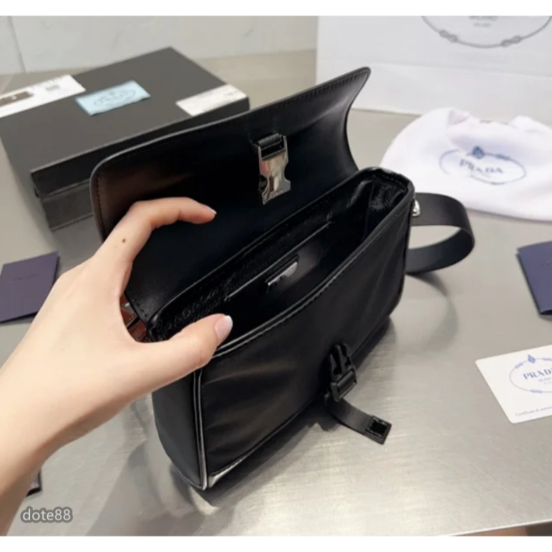 【Prada】普拉達2023年新款男士翻蓋單肩包斜挎郵差包真皮材質送男友禮物耐磨耐髒多功能簡便實用出門必備簡約時尚百搭-細節圖8