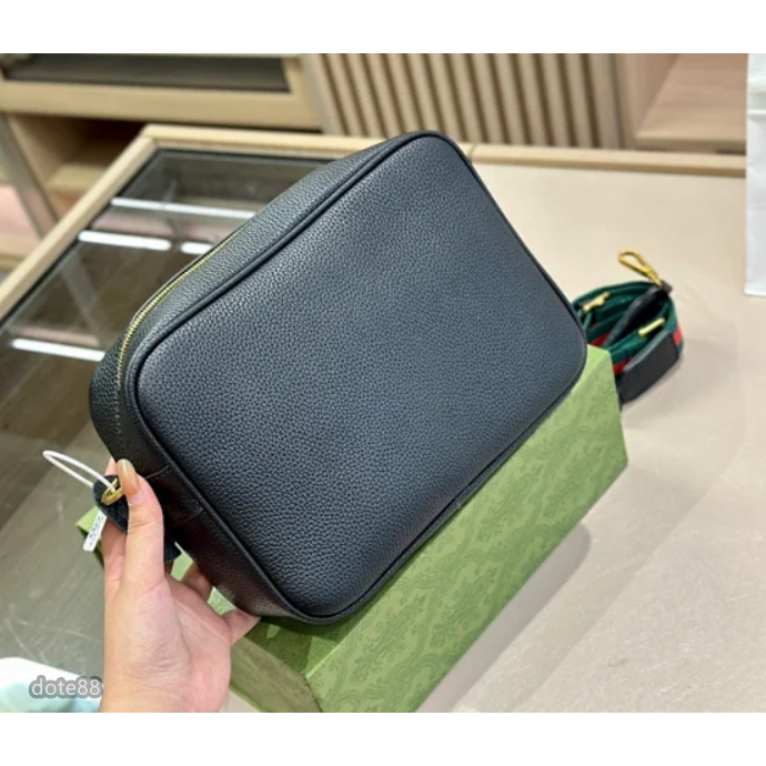 【GUCCI】古馳明星同款男女同款單肩包相機包斜挎包LOGO印花大容量順滑拉鍊單肩包休閒運動逛街生日情人節禮物-細節圖7