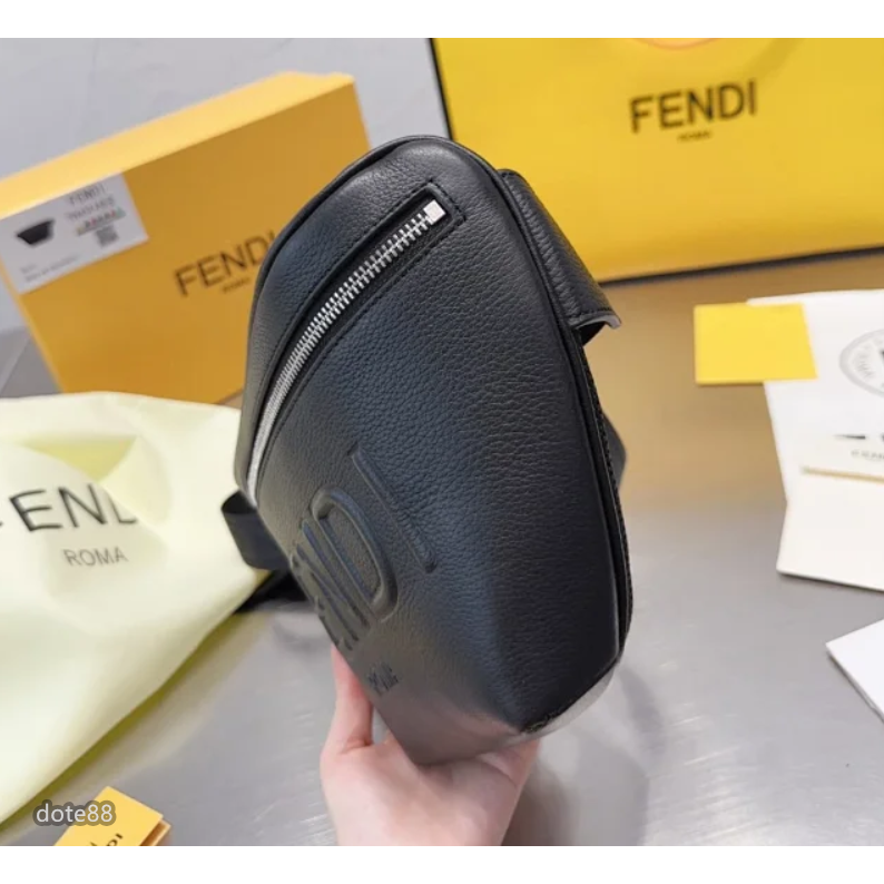 【Fendi】芬迪腰包胸包百搭大容量男女通用款可調節肩帶時尚性價比超高簡約明星同款休閒運動逛街適用生日節日禮物出門必備-細節圖5