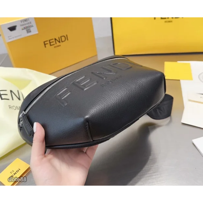 【Fendi】芬迪腰包胸包百搭大容量男女通用款可調節肩帶時尚性價比超高簡約明星同款休閒運動逛街適用生日節日禮物出門必備-細節圖7