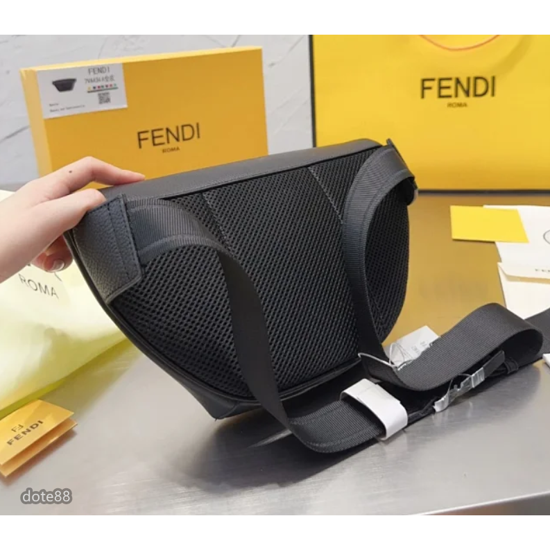 【Fendi】芬迪腰包胸包百搭大容量男女通用款可調節肩帶時尚性價比超高簡約明星同款休閒運動逛街適用生日節日禮物出門必備-細節圖8