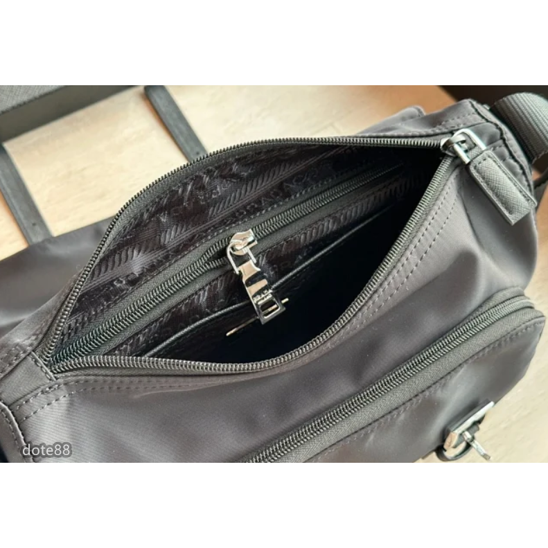 【Prada】普拉達男士翻蓋單肩包斜挎郵差包尼龍材質送男友禮物耐磨耐髒多功能簡便實用出門必備簡約時尚百搭潮流休閒逛街-細節圖6