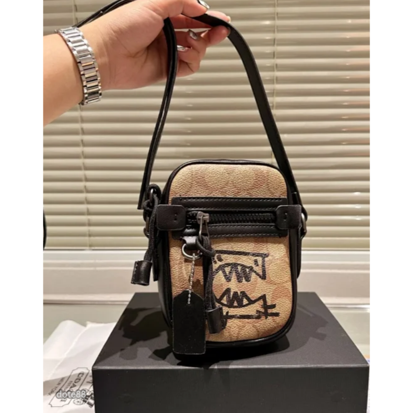 【coach】蔻馳男士女士情侶通用迷你單肩包斜挎包經典印花小怪獸塗鴉大容量輕便出門必備送男友禮物百搭簡約時尚潮流休閒-細節圖2