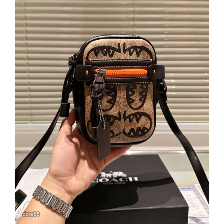 【coach】蔻馳男士女士情侶通用迷你單肩包斜挎包經典印花小怪獸塗鴉大容量輕便出門必備送男友禮物百搭簡約時尚潮流休閒-細節圖4