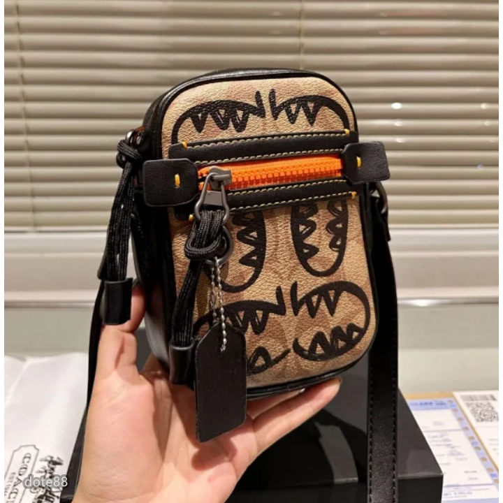 【coach】蔻馳男士女士情侶通用迷你單肩包斜挎包經典印花小怪獸塗鴉大容量輕便出門必備送男友禮物百搭簡約時尚潮流休閒-細節圖5