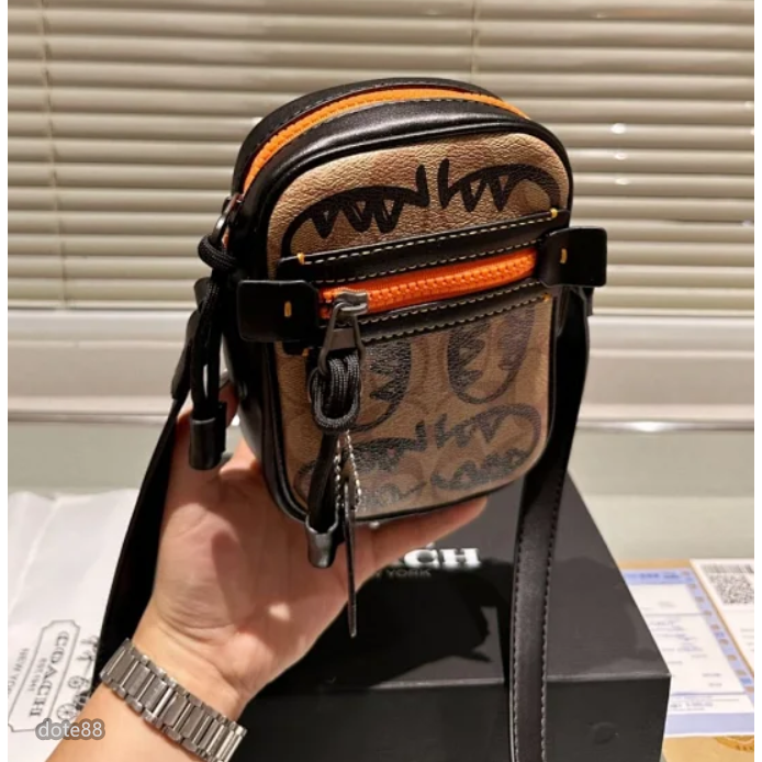 【coach】蔻馳男士女士情侶通用迷你單肩包斜挎包經典印花小怪獸塗鴉大容量輕便出門必備送男友禮物百搭簡約時尚潮流休閒-細節圖6