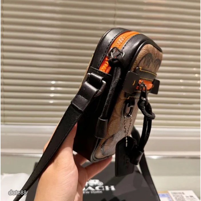 【coach】蔻馳男士女士情侶通用迷你單肩包斜挎包經典印花小怪獸塗鴉大容量輕便出門必備送男友禮物百搭簡約時尚潮流休閒-細節圖7