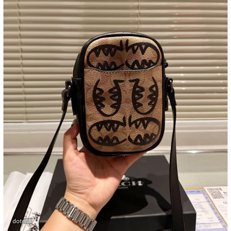 【coach】蔻馳男士女士情侶通用迷你單肩包斜挎包經典印花小怪獸塗鴉大容量輕便出門必備送男友禮物百搭簡約時尚潮流休閒-細節圖8