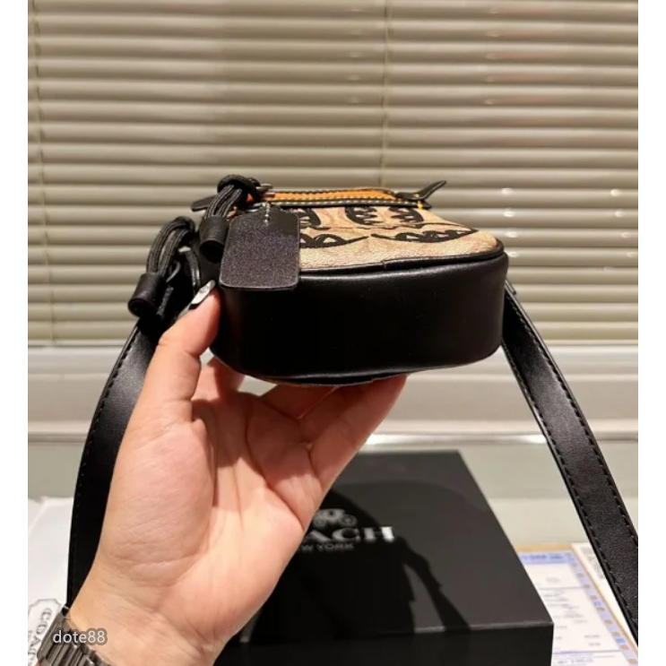 【coach】蔻馳男士女士情侶通用迷你單肩包斜挎包經典印花小怪獸塗鴉大容量輕便出門必備送男友禮物百搭簡約時尚潮流休閒-細節圖9