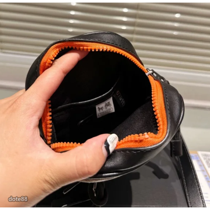 【coach】蔻馳男士女士情侶通用迷你單肩包斜挎包經典印花小怪獸塗鴉大容量輕便出門必備送男友禮物百搭簡約時尚潮流休閒-細節圖10