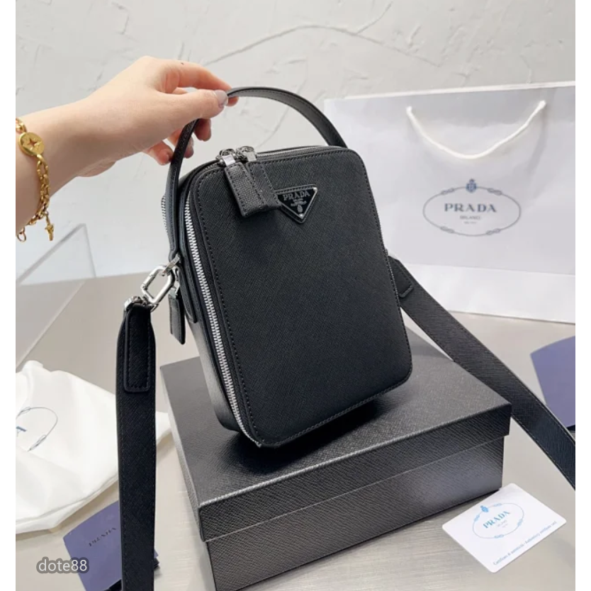 【Prada 】普拉達2023三角標多配色手機包男士休閒單肩斜挎包防水可調節肩帶耐磨耐髒多功能簡便實用生日情人節禮物-細節圖2