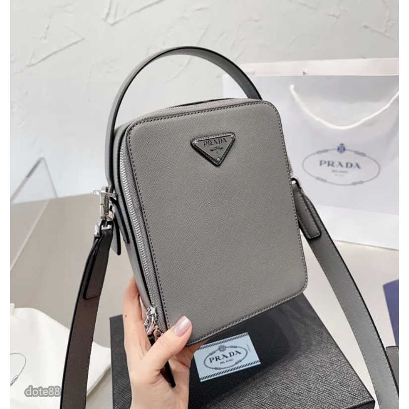 【Prada 】普拉達2023三角標多配色手機包男士休閒單肩斜挎包防水可調節肩帶耐磨耐髒多功能簡便實用生日情人節禮物-細節圖6